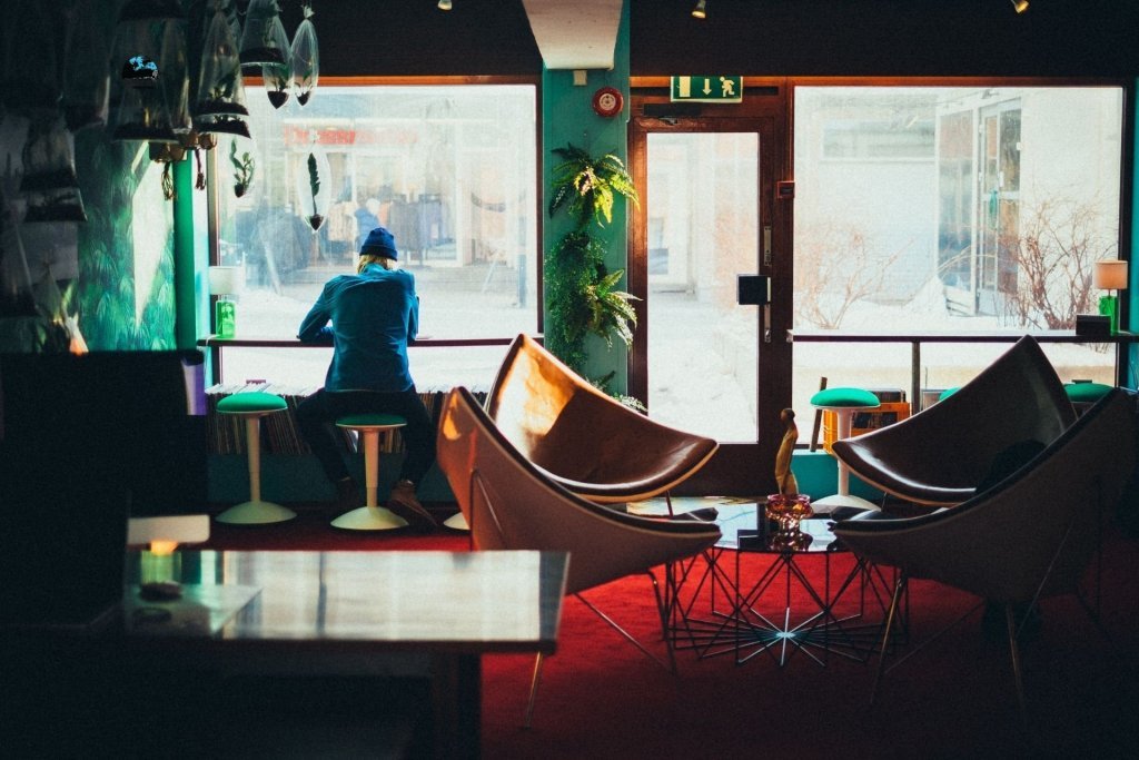 Mangiare da soli in viaggio: 7 consigli per renderlo un piacere